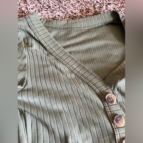 Olive green semi crop top with low cut - Picture 6 of 6